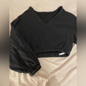 Black cinch cropped crewneck